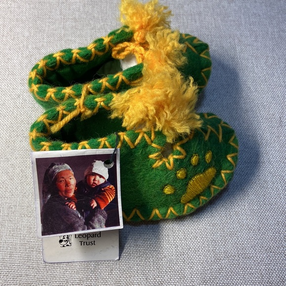 Embroidered Handmade Wool Felt Baby Slippers - Picture 3 of 8